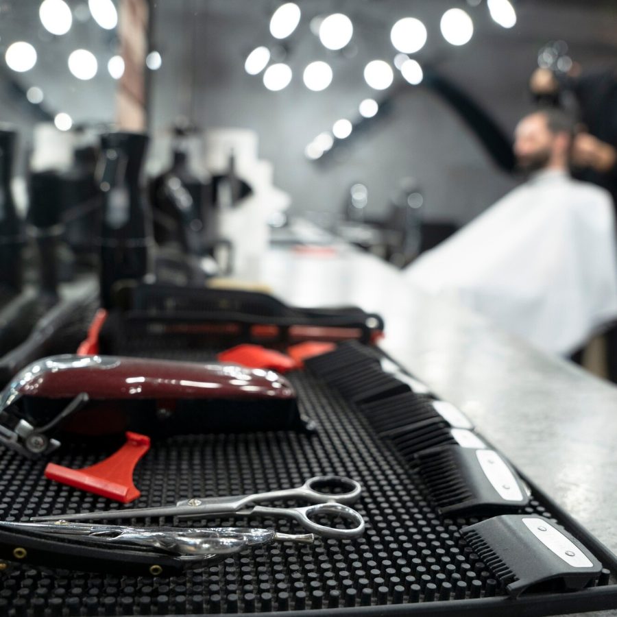 disposizione-degli-strumenti-per-lo-styling-a-colpo-medio_23-2149141746