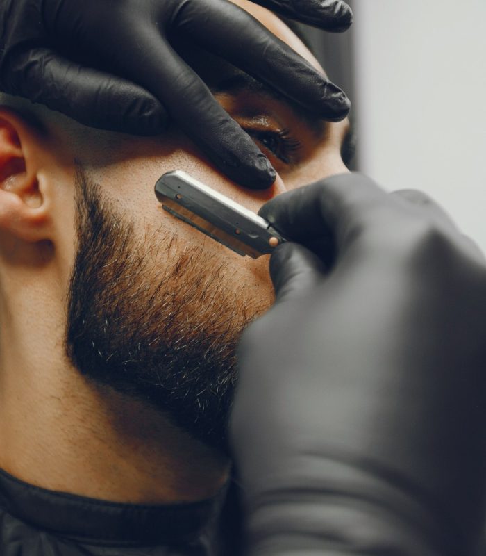 l-uomo-si-taglia-la-barba-nel-barbiere_1157-16066