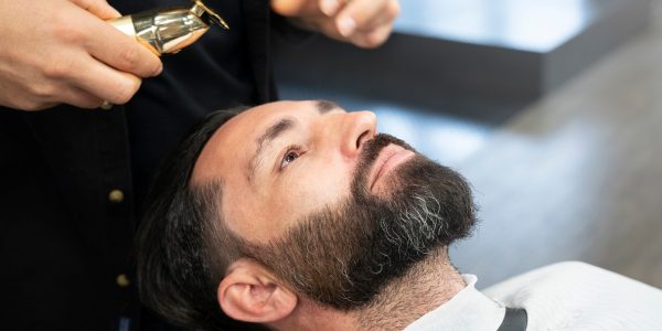 primo-piano-uomo-dal-barbiere_23-2149141764